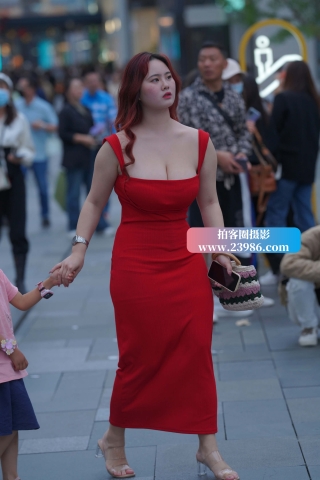 街拍丰腴性感红裙辣妈【原图+视频】