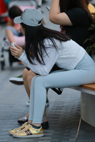 【玻璃街拍】浅色瑜伽裤小姐姐