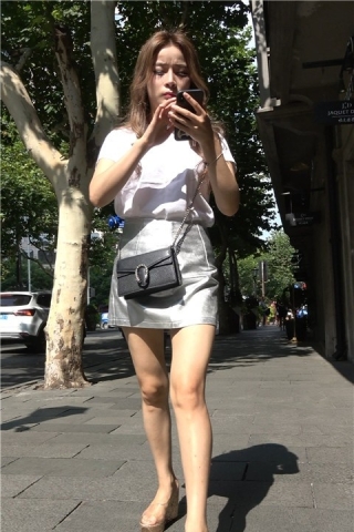 4K 白T恤短裙街拍美腿美女姐姐（视频版）