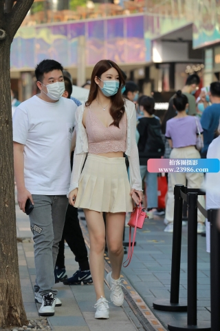 街拍百褶裙美眉