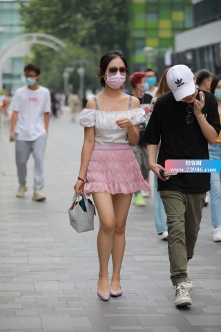 气质一字肩、粉色短裙姑娘