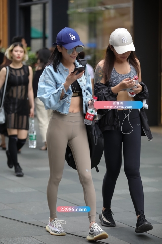 【凯恩赛帖】极品鸭舌帽墨镜紧身瑜伽裤美女