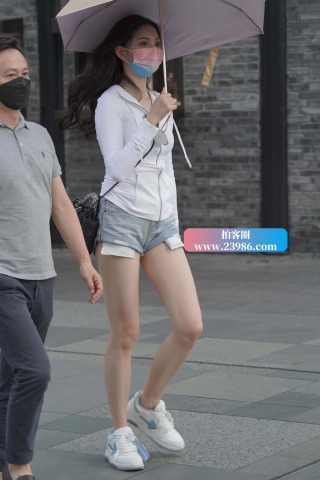 撑伞的热裤小妞