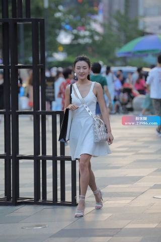 街拍长马尾辫连衣裙姐姐
