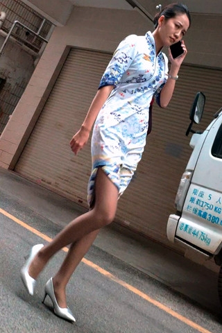 4K视频偶遇海航空姐回家灰丝大长腿高跟带劲啊（视频版）