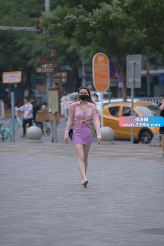 街拍紫色包臀裙性感美女
