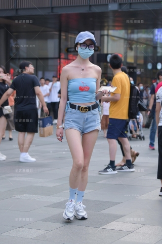 迷你热裤长腿美眉