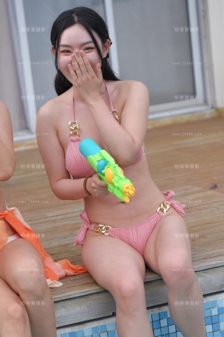 户外比基尼美女