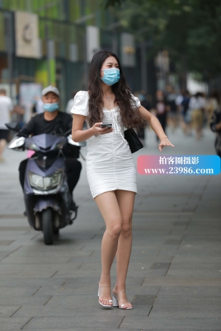 街拍白色群小姐姐 有点害羞呢？