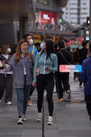 街拍紧身瑜伽裤美眉
