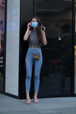 街拍紧身牛仔裤美女