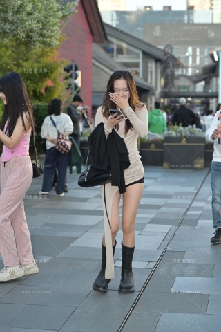 街拍长靴配热裤的美腿美眉