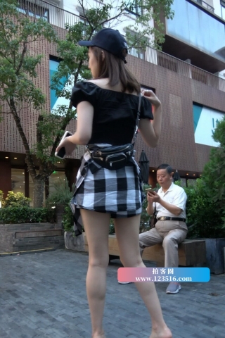 4K - 性感白皙美腿街拍高跟美女 [1.58 GB/MP4]（视频版）