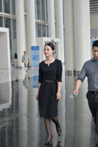 下班了的通勤装黑色丝美眉