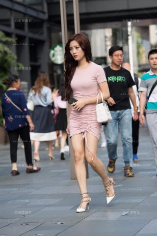 街拍粉色包臀裙高跟美女