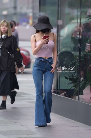 街拍喇叭牛仔长裤长腿美女