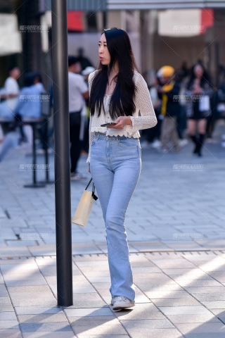 ★高挑浅色牛仔裤美女