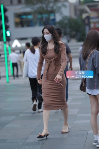 街拍棕灰色长裙美女