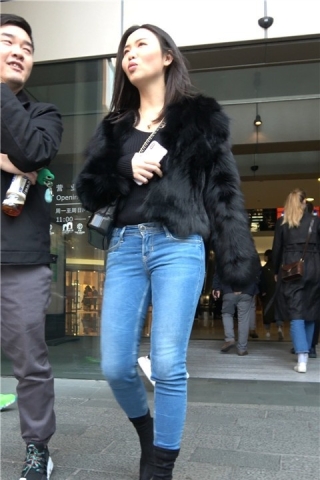 4K 街拍牛仔裤高挑性感御姐范美女 [1.22 GB]（视频版）