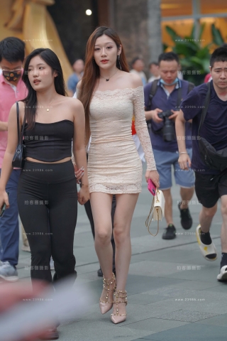 街拍蕾丝包臀裙香肩美眉