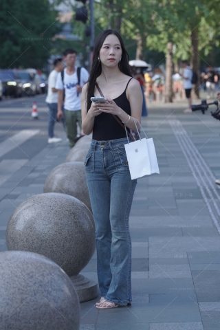 街拍蓝色牛仔长裤小姐姐