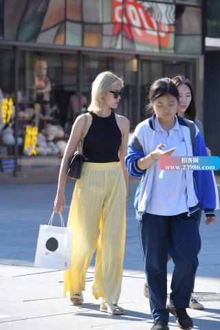 街拍黄色阔腿裤美女姐姐