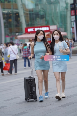 浅蓝色包臀短裙大美女