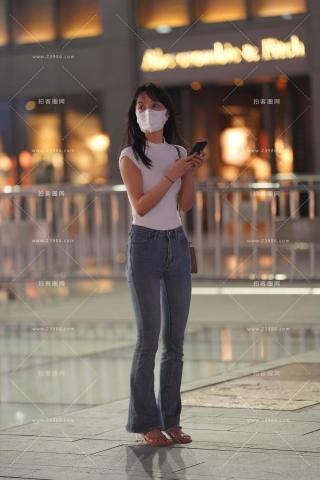 夜拍紧身牛仔裤苗条小妹