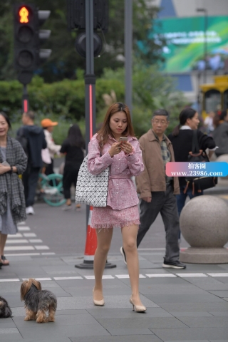 街拍米色高跟鞋妹子