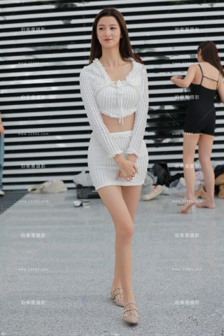 【玻璃街拍】白色短裙小姐姐