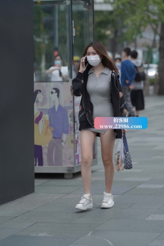 抓拍打电话的灰色短裙妹纸
