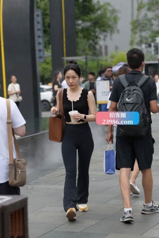 抓拍黑色长裤姐姐