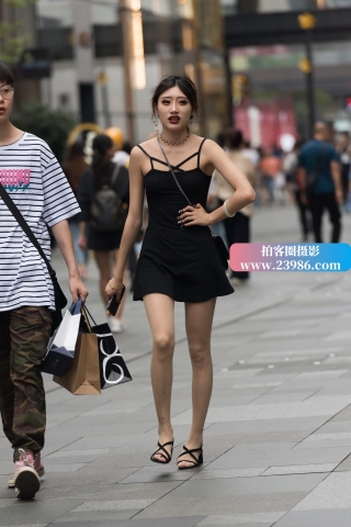 街拍黑色短裙小姐姐