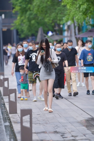 肉肉的短裙妹子