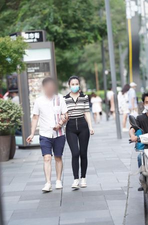 街拍黑色紧身裤美眉