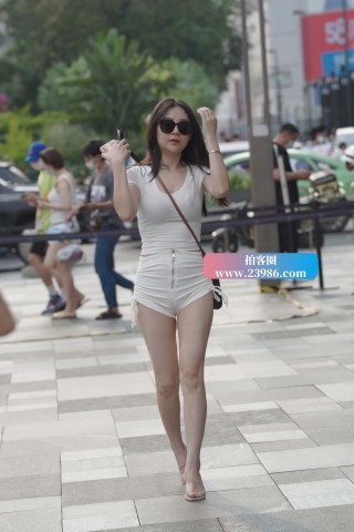 搭讪街拍热裤长腿美女