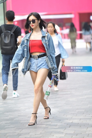 一身牛仔的长腿姐姐