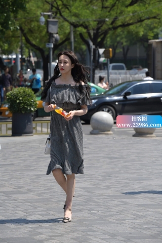 街拍连衣裙高跟美女
