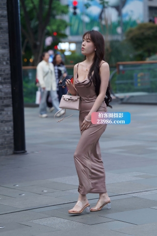 街拍性感低胸吊带裙美眉