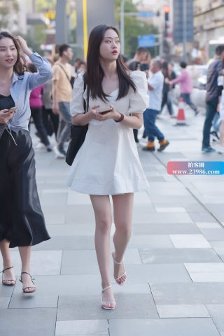 甜美的白裙美眉