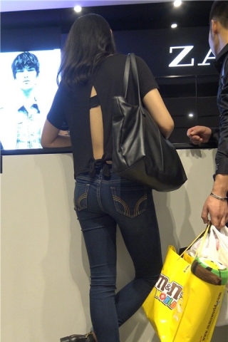 4K 逛街的街拍牛仔裤美女姐姐 4  [782 MB]（视频版）