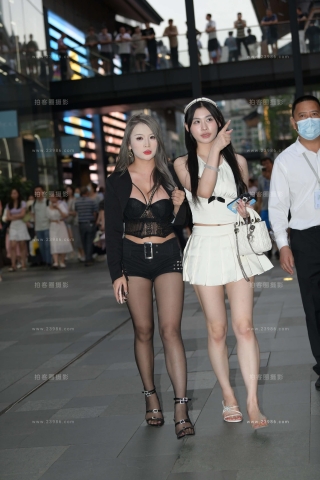 逛街的美腿姐妹