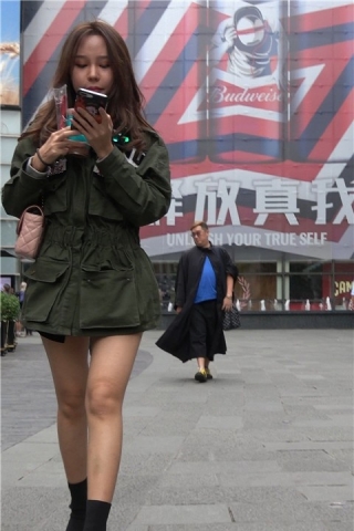 4K - 墨绿色长款外套街拍美腿美女 [546 MB]（视频版）