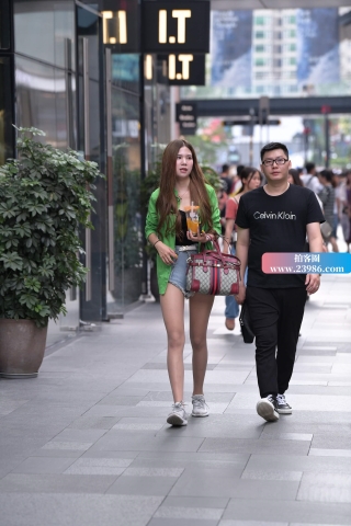 街拍绿色小外套美眉
