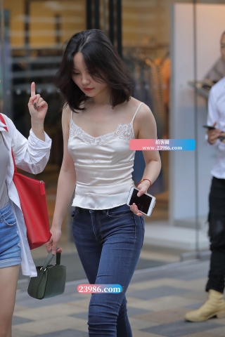 【视觉冲击赛帖】性感小背心，紧牛小姐姐