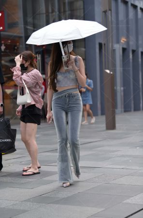 高挑的长腿喇叭牛仔裤御姐