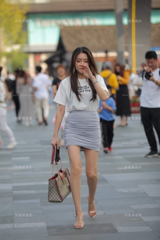 街拍包臀短裙妹子