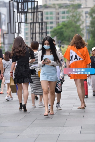 街拍蓝色包臀裙美女