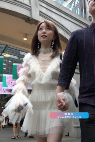 4K - 街拍白色连衣裙高跟鞋街拍美女 [2.33 GB/MP4]（视频版）