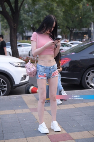 街拍粉色T恤热裤小姐姐